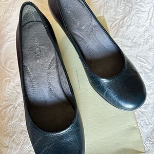 AEROSOLES Navy Blue Round-Toe Leather Flats